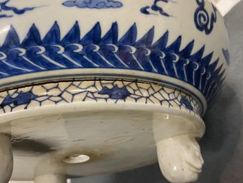 Een Japanse driepotige blauw-witte Arita wierookbrander, Edo, 17e eeuw